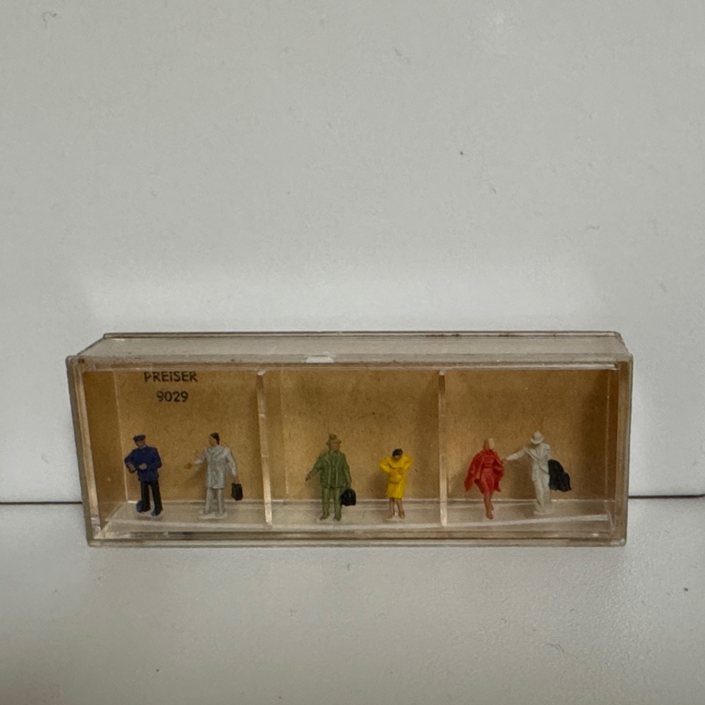 PREISER 9029 Miniature Figurine Set - people at the train station